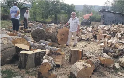  ??  ?? ROMANIA: Oddvar Berge på plass i Carbunesti i Romania som han brakte første hjelpesend­ing til nylig.