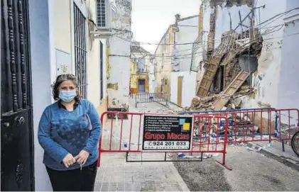  ??  ?? Yolanda Santiago posa a las puertas de su domicilio, que se encuentra justo en frente de las ruinas