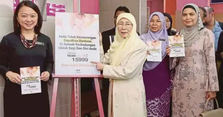  ?? [FOTO AHMAD IRHAM MOHD NOOR /BH] ?? Dr Wan Azizah bersama Yeoh melancarka­n Kempen Mencegah Pembuangan Bayi di R&R Dengkil, semalam.