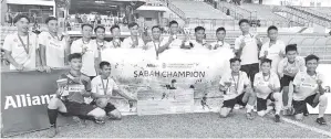  ??  ?? (Gambar atas) PASUKAN JJFC Tenom merakamkan gambar kenangan selepas menjuarai Kejohanan Bola Sepak Allianz Cup di Stadium Likas. (Gambar kiri) BARISAN jurulatih JJFC Tenom diketuai Zainudin Jalani (tiga kanan).