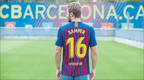 ?? FOTO: FCB ?? Sergi Samper recibió el dorsal 16 del primer equipo del FC Barcelona para esta temporada pero las lesiones y la falta de continuida­d le han obligado a probar suerte fuera