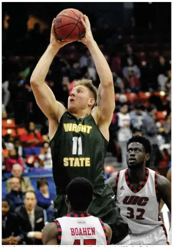  ?? JAY MORRISON / STAFF ?? Wright State’s Loudon Love soars in for a dunk against UIC on Sunday at the UIC Pavilion. The Raiders won 88-81 and set a school record with their 14th conference victory of the season.