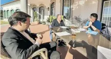  ?? [ Privat ] ?? „Presse“-Chefredakt­eur Nowak und Sonntags-Chef Ultsch besuchten für ihr Interview Ai Weiwei in seinem Haus bei Lissabon.
