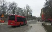  ?? FOTO: JOHANN BERNÖVALL ?? ÄNTLIGEN! Värtavägen har fått en tillfällig lösning med minibuss eftersom ettan inte kan köra där medan staden bygger cykelbana.