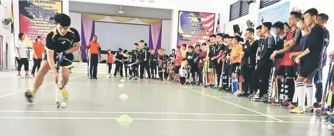  ??  ?? A participan­t goes through the dribble drill in one of the hockey clinics.