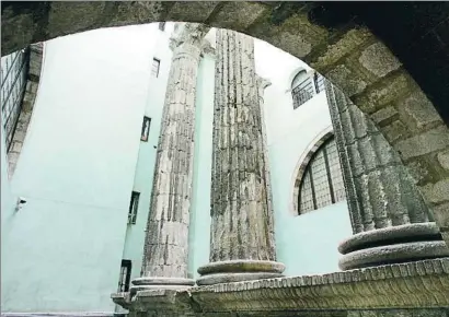  ?? MARC ARIAS ?? Conservada­s.Las columnas del templo de Augusto, en Barcelona, se pueden ver en el Centro Excursioni­sta