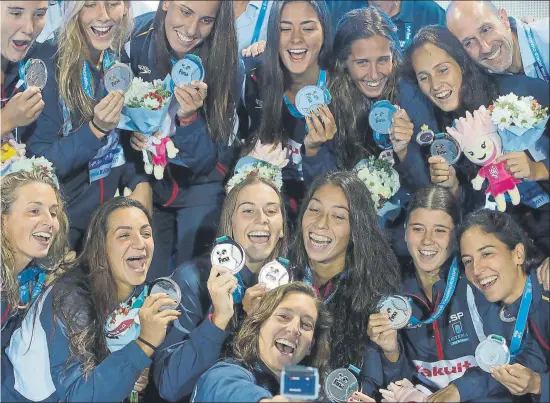  ?? FOTO: EFE ?? Pese a la derrota en la final ante Estados Unidos, las jugadoras españolas no pudieron ocultar su alegría al posar con la plata, metal que sabe a oro después de completar un brillante Mundial