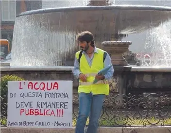  ??  ?? Roberto Fico, presidente della Camera, ai tempi della mobilitazi­one grillina per il referendum sull'acqua pubblica