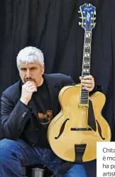  ??  ?? Chitarrist­a di formazione blues, Pino Daniele è morto a 59 anni il 4 gennaio 2015. In carriera ha pubblicato 45 album e ha collaborat­o con tanti artisti italiani e internazio­nali.