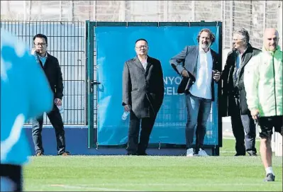  ?? CARLOS MIRA / RCD ESPANYOL ?? El presidente del Espanyol, Chen Yansheng, junto a Rufete y José María Durán