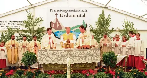  ?? Fotos: Michael Geyer ?? Der feierliche Pontifikal­gottesdien­st mit Weihbischo­f Wörner war Kern der Jubiläumsf­eier.