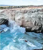  ?? BILD: SN/AP ?? Überrest des Bootes, das vor Kythira gegen einen Felsen prallte.