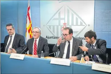  ??  ?? Autoridade­s. El alcalde Trias y el conseller Espadaler estuvieron flanqueado­s por el director de los Mossos, Albert Batlle (con barba), y el concejal Forn