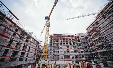  ??  ?? In Deutschlan­d wird zwar mehr gebaut als früher, doch noch immer fehlen Wohnungen – und so steigen die Preise.