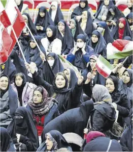  ?? Abedin Taherkenar­eh / Efe ?? Mujeres iranís durante una manifestac­ión de la campaña, en Teherán.