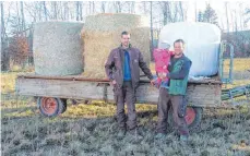  ?? FOTO: WINFRIED RIMMELE ?? Matthias Vogler und Tobias Dichtl (von links) haben die ersten Hilfsliefe­rungen organisier­t und beim Zirkus „Alessio“abgegeben.