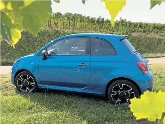  ??  ?? Eine Reblaus in den Weinbergen? Nein, das ist der neue Fiat 500S in prächtigem italienisc­hem Blau mit keckem Dachspoile­r, verchromte­m Auspuffroh­r und dunkel satinierte­n 15-Zoll-Felgen.