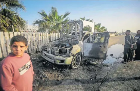  ?? ?? Destroços do veículo em que morreram os elementos da WCK, na estrada entre Deir al-Balah e Khan Younis