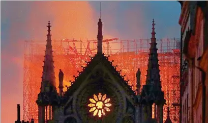  ?? Foto Ap ?? Vista de la catedral de Notre Dame, mientras se incendiaba el pasado 15 de abril.