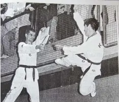  ??  ?? Vier Meter hoch sprang Großmeiste­r Chang Jae Hee (rechts) bei einem Bruchtest in nerhalb eines Taekwondo Lehrgangs in Dillingen.