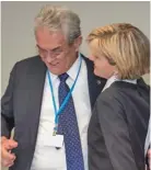  ?? Photo: Andrew Mcleish. ?? Australia’s then Foreign Minister Julie Bishop hugs then Marshall Islands minister Tony de Brum at the Paris climate summit.