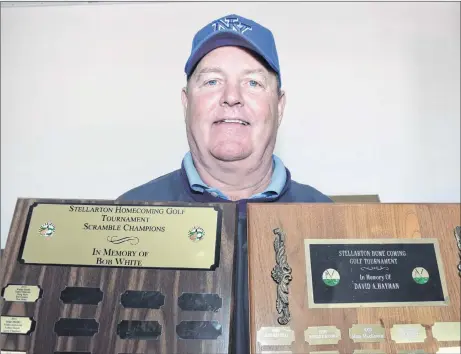  ?? KEVIN ADSHADE/THE NEWS ?? Jeff Green holds the two trophies associated with the Stellarton Homecoming golf tournament.