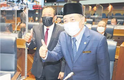  ?? ?? DUN: Hajiji bersama Timbalan Ketua Menteri Datuk Seri Panglima Bung Moktar Radin (kiri) sebelum sidang DUN bermula.