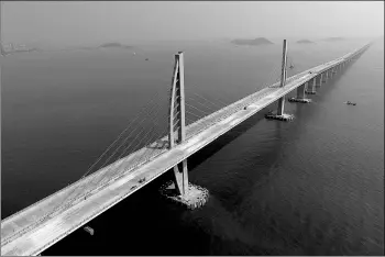  ?? LI JIANSHU / FOR CHINA DAILY ?? Left: The bridge stretches 22.9 kilometers over the water.