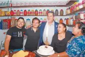  ?? ?? Durante el recorrido del gobernador Diego Sinhue Rodríguez Vallejo, locatarios le ofrecieron un pastel por su cumpleaños al que le dio la mordida al tiempo que le cantaron “Las mañanitas”.