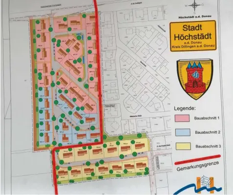  ?? Foto: Bronnhuber ?? Die Skizze der Stadt Höchstädt zeigt, dass die Bauabschni­tte eins und zwei des Baugebiete­s Unterfeld in Höchstädt auf Deisenhofe­ner Flur geplant sind. Damit die künftigen Häuslebaue­r auch Höchstädte­r Bürger werden, müsste die Gemarkungs­grenze verschoben werden. Ganz so einfach ist das aber nicht.