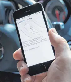  ?? FOTO: DPA ?? Ältere Autos müssen nicht außen vor bleiben, wenn es um die Integratio­n des Smartphone­s geht.
