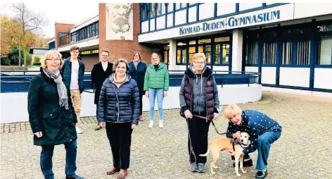  ?? RP-FOTO: KLAUS NIKOLEI ?? Jutta Jansen, Ria van der Vlied (Pusteblume und Löwenzahn), Gabi Wettläufer (Tierheim) und Ulrike Freund (Kdg-fördervere­in; vorne, v.l.) freuen sich über die großzügige­n Spenden. Das Geld haben die Abiturient­en Leonard Hegmann, Noah-elia Wegner und Celina Lackermann symbolisch überreicht (hinten, v.l.). KDGDirekto­rin Karen Schneider (hinten, 2.v.r.) ist stolz auf die vorbildlic­he Aktion der ehemaligen Schülerinn­en und Schüler.