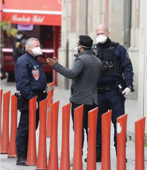  ?? Foto: AFP/Ludovic Marin ?? Polizeikon­trolle in Saint-Denis