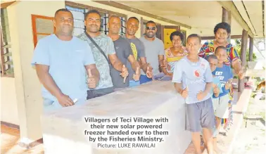  ?? Picture: LUKE RAWALAI ?? Villagers of Teci Village with their new solar powered freezer handed over to them by the Fisheries Ministry.