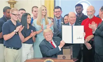  ??  ?? El presidente Donald Trump, durante una ceremonia donde firmó una orden sobre empleos, en la Casa Blanca.