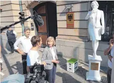  ?? FOTO: LEMONAID ?? Lemonaid-Gründer Paul Bethke mit Staatssekr­etärin Beate Kasch mit der Klöckner-Statue aus Zucker vor dem Bundesland­wirtschaft­sministeri­um: „Ein Denkanstoß für das süßeste Ministeriu­m des Landes.“