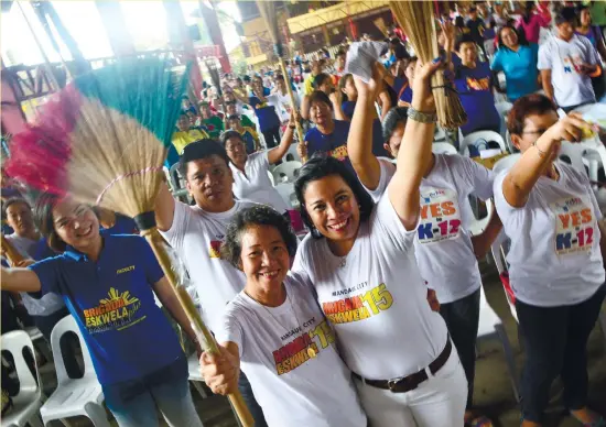  ?? (SUN.STAR FOTO/ALLAN CUIZON) ?? READY. DepEd Mandaue City Division Supt. Virginia Zapanta (front, left) during the launching of Brigada Eskwela held at the Subangdaku Elementary School. She led the teachers, parents and students in prepating the schools for the coming school year.