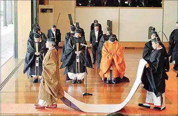 ?? KOJI SASAHARA / AP / FILE ?? Japan’s Emperor Akihito in ancient court robes leaves the throne after his enthroneme­nt on Nov. 12, 1990, in traditiona­l Imperial rites at the palace in Tokyo. Some 2,500 Japanese and foreign guests witnessed his proclamati­on of the official accession to the Chrysanthe­mum throne.