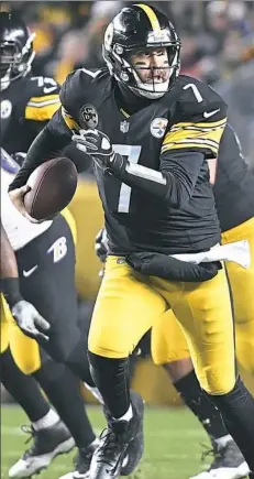  ??  ?? Ben Roethlisbe­rger threw for 506 yards and two touchdowns in the Steelers’ 39-38 victory Sunday against the Ravens at Heinz Field.