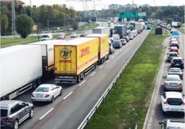  ??  ?? BIL I STAN. Insändarsk­ribenten använder bara bilen för att ta sig in och ut ur Stockholm.