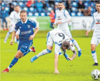  ?? FOTO: ROLF SCHULTES ?? Auf seine Abschlusss­tärke wird es auch gegen die Neckarsulm­er Sportunion wieder ankommen: Mit vier Treffern ist Felix Schäch (links) der bislang beste Ravensburg­er Torschütze in dieser Saison.