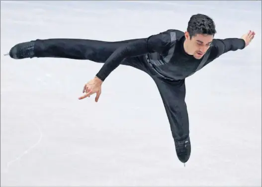  ??  ?? MADRILEÑO VOLADOR. Javier Fernández, durante su programa corto en los Europeos de Ostrava en los que batió el récord continenta­l.