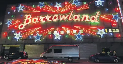  ?? FOTOS: GLASGOW MUSIC CITY TOURS ?? Am Abend verwandelt sich das tagsüber graue und unscheinba­re Barrowland in ein Konzerthau­s, in dem Bands wie Oasis, Metallica oder David Bowie schon legendäre Konzerte gegeben haben. Es ist ein Teil der Musiktour durch Glasgows Innenstadt.