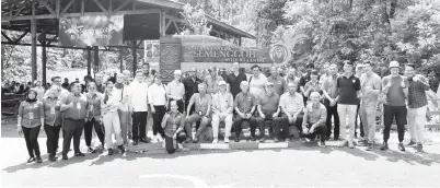  ?? Group on Environmen­t — Gambar Sarawak Courts Working ?? UNTUK ALBUM: Peserta bengkel, penceramah dan ahli jawatankua­sa SWGE merakamkan gambar kenangan.