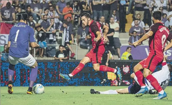  ?? FOTO: EFE ?? Pablo Sarabia, autor de dos goles, inauguró en esta acción el marcador en Hungría, en un partido sin historia para el Sevilla, pues lo afrontó con el 4-0 favorable del Sánchez-Pizjuán