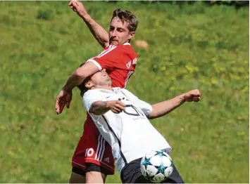  ?? Foto: Georg Fischer ?? Umkämpfte Partie in Wertingen: Möttingens Patrick Wunter (hinten) nimmt Nicolas Korselt die Sicht. Nach 90 Minuten stand es remis 1:1.