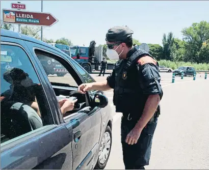  ?? RAMÓN GABRIEL / EFE ?? Un agente realiza uno de los controles de vehículos en el acceso a Lleida