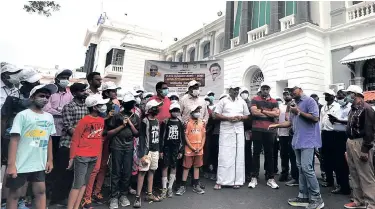  ?? ?? City historian V Sriram (in blue T-shirt) gives students an insight into heritage sites after State Tourism Minister M Mathiventh­an (in white dhoti) flagged off a heritage walk from the Secretaria­t premises on Sunday