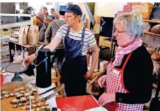  ?? FOTO: TREIBER (ARCHIV) ?? Am Stand der Bäckerei Bremicker führten Gunhild Machai und Dennis Schäfer beim Schaufenst­er 2018 wichtige Kundengesp­räche.