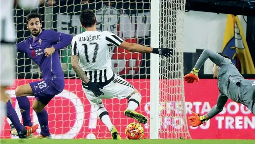  ??  ?? Decisivo Mario Mandzukic, 29 anni, è il più veloce ad arrivare sulla palla e a metterla in rete. È il gol del 2-1 per la Juventus contro la Fiorentina I viola, in vantaggio dopo appena 2 minuti grazie a un rigore, hanno poi subito la rimonta dei...